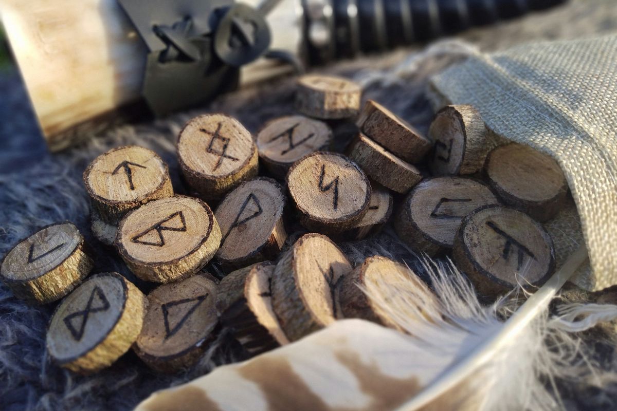 Runas de piedra grabadas sobre una superficie de madera